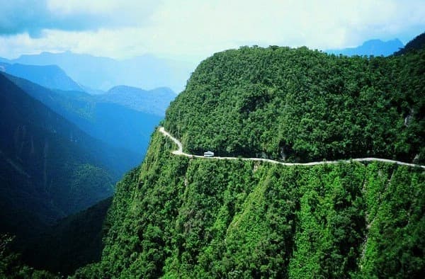 Bergstraße in der grünen Kaffeeanbauregion Boliviens